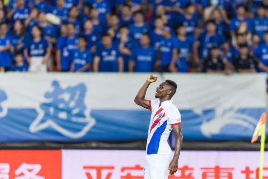 他与主教练西蒙尼以及队友们关系良好。